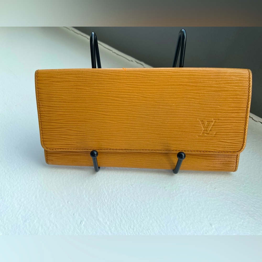 EUC LV EPI LEATHER CHECKBOOK WALLET